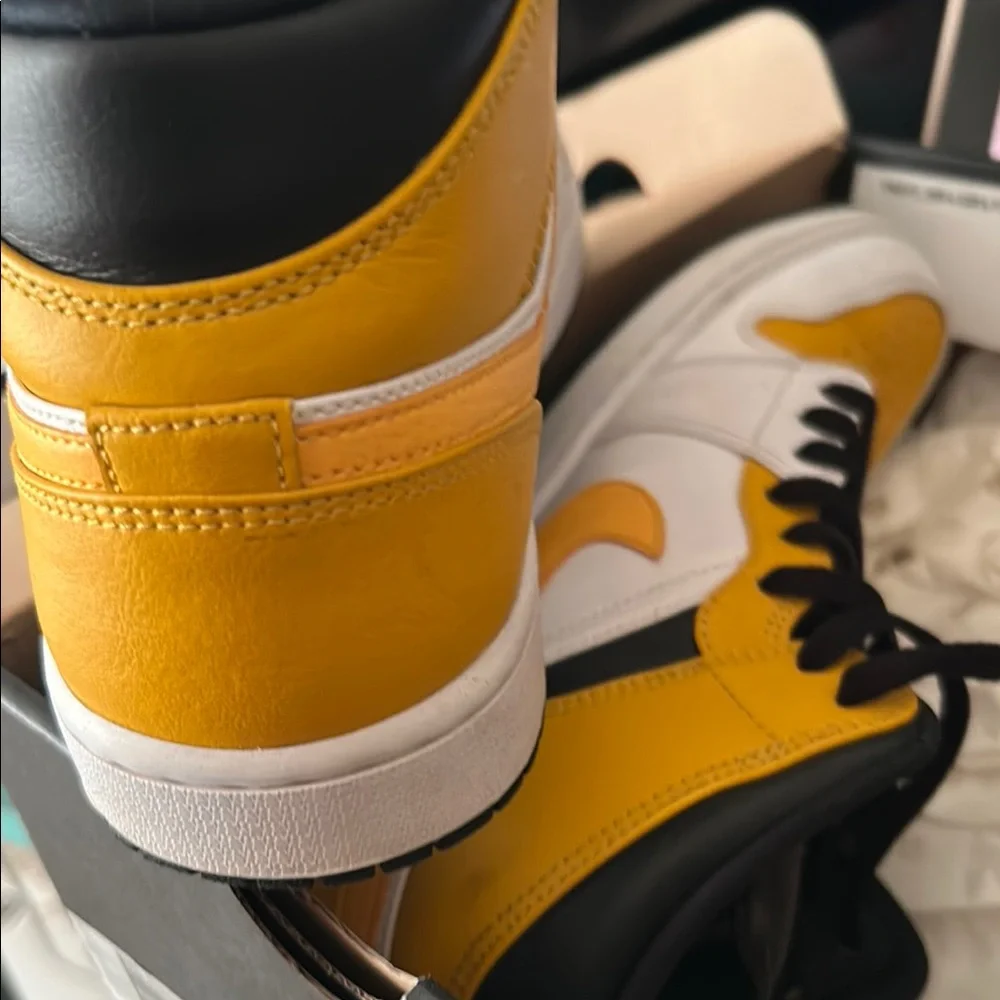 Air Jordan 1 Mid - White and Black - Picture 5 of 12